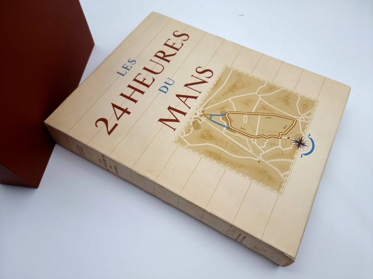Beige book cover with “Les 24 Heures du Mans” title and track map illustration