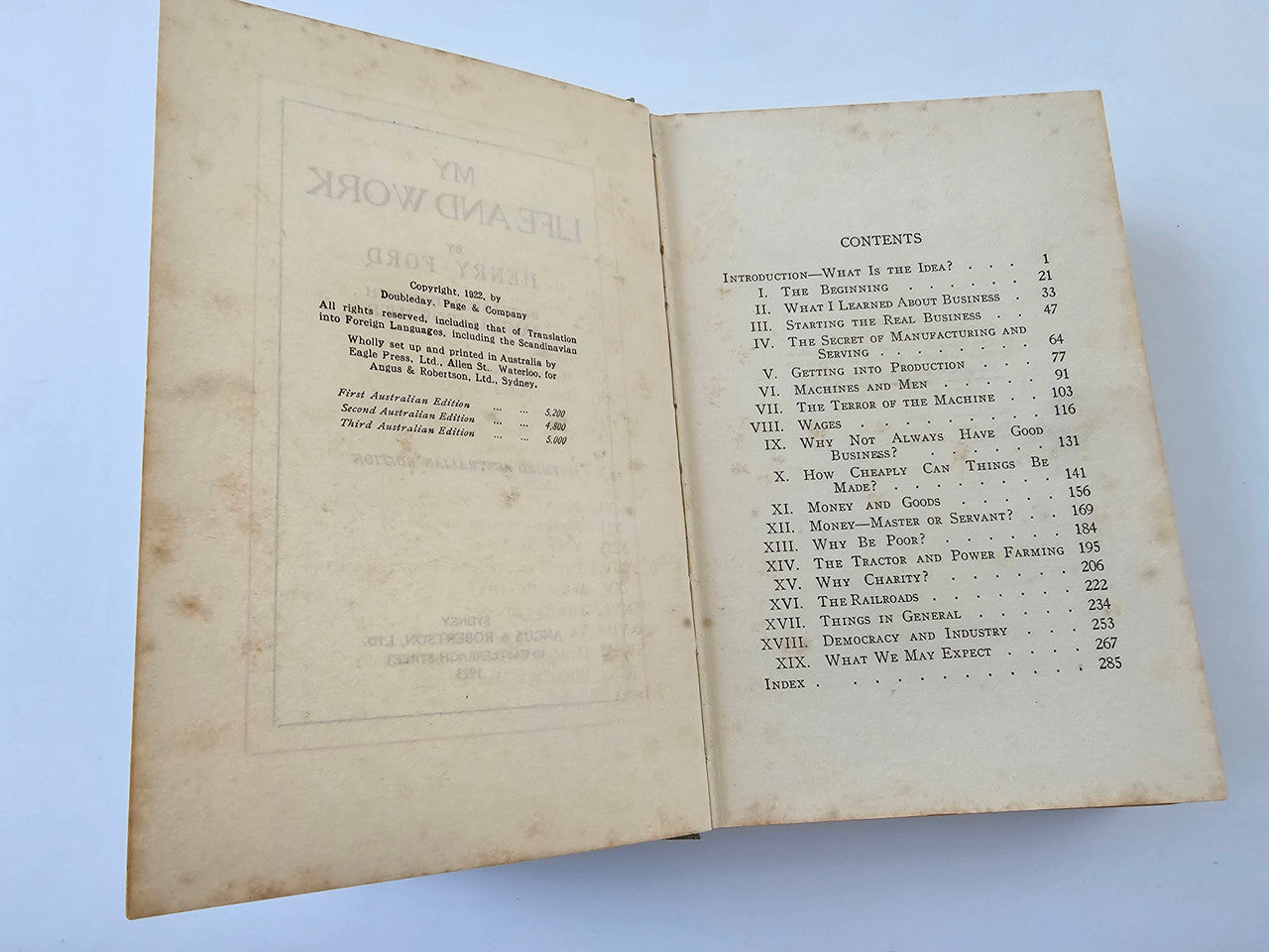 Open book spread showing a contents page with numbered sections on off-white paper.