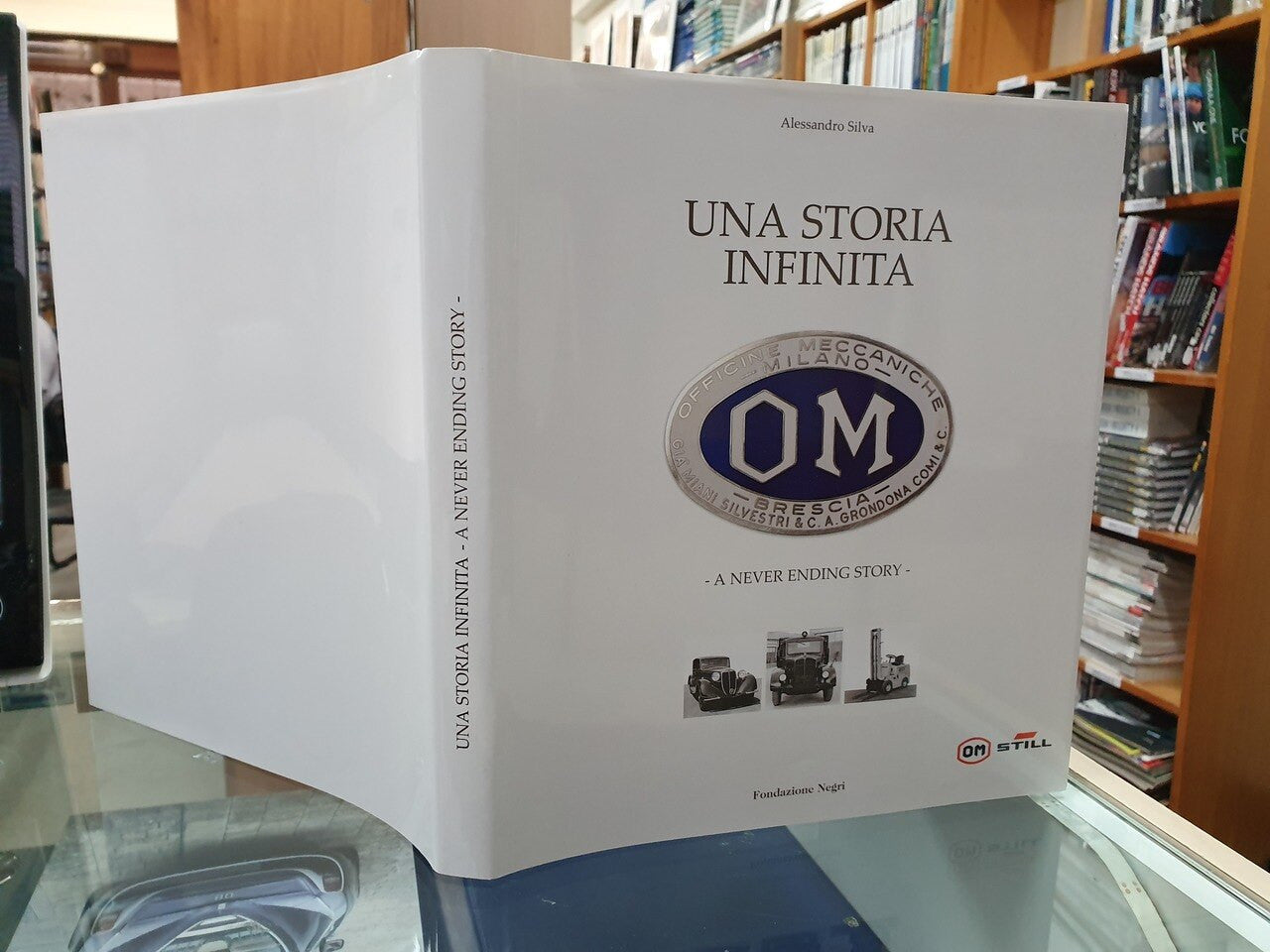 Om – A Never ending Story (Italian & English text, by Alessandro Silva, ISBN: 9788889108379)